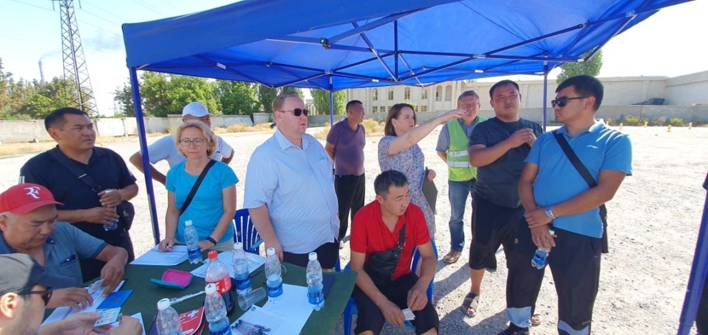 Migrationswillige Berufskraftfahrer, das Prüferteam sowie Berater von Janser Consult gemeinsam auf dem Testgelände in Bischkek, Kirgisistan