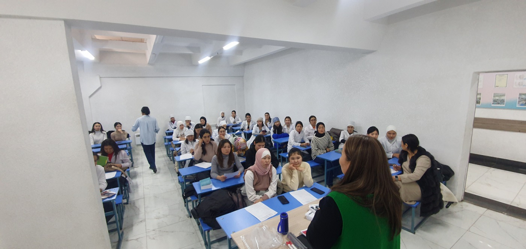 Auszubildende Pflegekräfte lernen die deutsche Sprache am Medical and Pharmaceutical College in Bischkek, Kirgistan