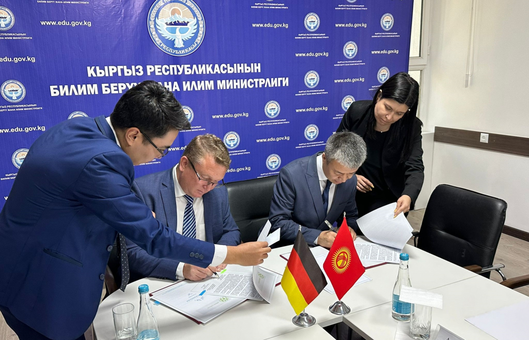 Delegationsreise nach Kirgisistan: Unterzeichnung der Absichtserklärung zur Förderung der deutschen Sprache in der Republik Kirgisistan.